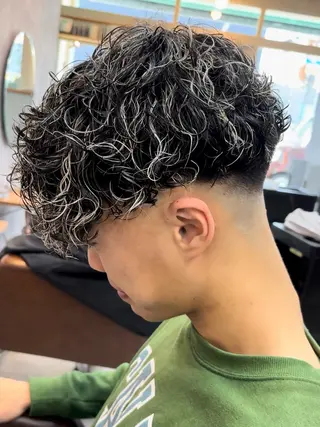 ショート パーマ ブリーチカラー🌈 嘉名 真樹のヘアスタイル