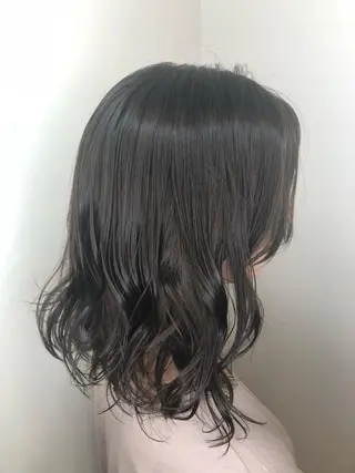 セミロング カラー ウルフカット／吉村 桃子のヘアスタイル