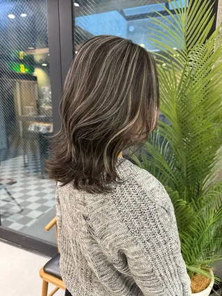 ミディアム 🫧ハイライトカラー 🫧 𝓜𝓘𝓤のヘアスタイル
