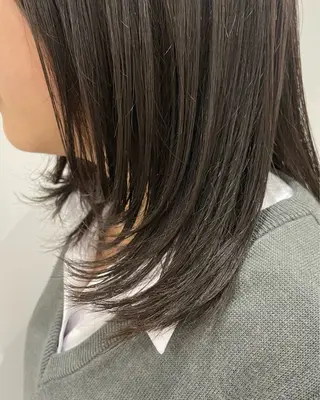 セミロング ニシザカ マナのヘアスタイル