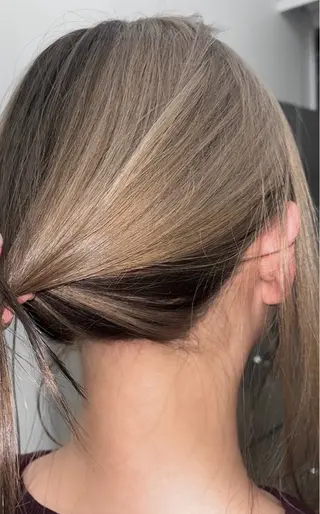 セミロング カラー kosoraレイヤー ハイトーン/デザインのヘアスタイル