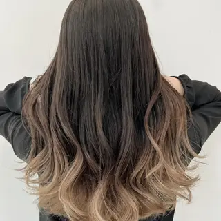 カラー 西口徒歩20秒　寒色 カラーミディアムヘアのヘアスタイル