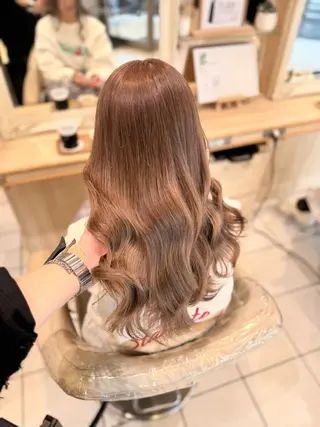 ロング Notoミルクティー グレージュカラーのヘアスタイル