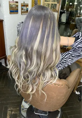 ロング カラー モモカ/ハイトーン /バレイヤージュのヘアスタイル