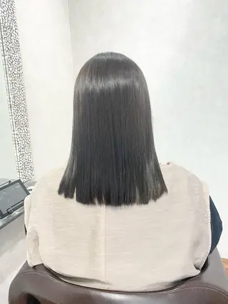 セミロング カラー _White所属・ＳＨＩ ＺＵのヘアスタイル