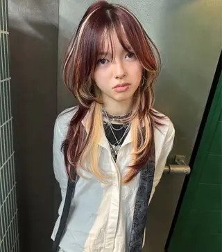 セミロング カラー ウルフカット / ケアブリーチのヘアスタイル