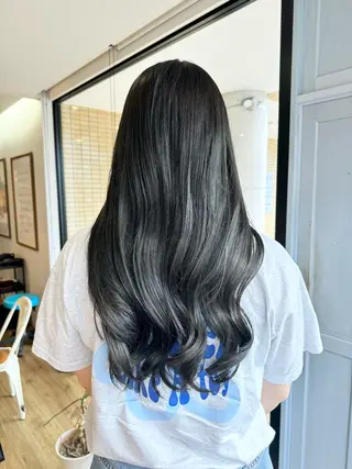 ロング カラー ツキダテ ユイのヘアスタイル