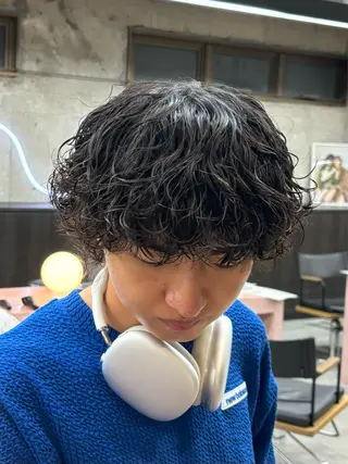 ショート パーマ メンズ 愛加パーマ・レイヤー ・ピンクカラーのヘアスタイル