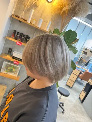 ショート カラー ハイトーンカラ ー/小川のヘアスタイル