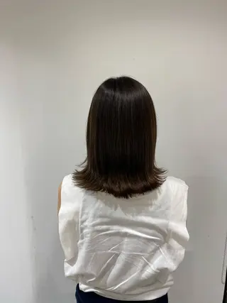 ミディアム カラー i.+OMOTESANDO所属・mei / 艶カラー ミディアム レイヤーのヘアスタイル