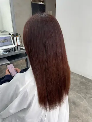 セミロング 縮毛矯正🐼暖色 根本侑季のヘアスタイル