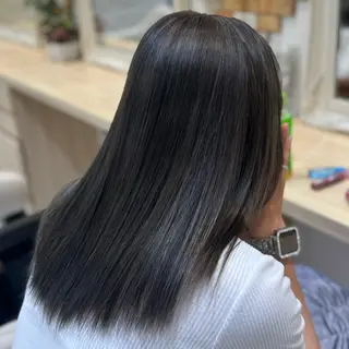 ロング Notoミルクティー グレージュカラーのヘアスタイル