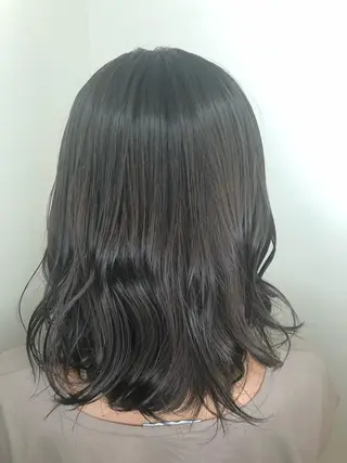 セミロング カラー ウルフカット／吉村 桃子のヘアスタイル