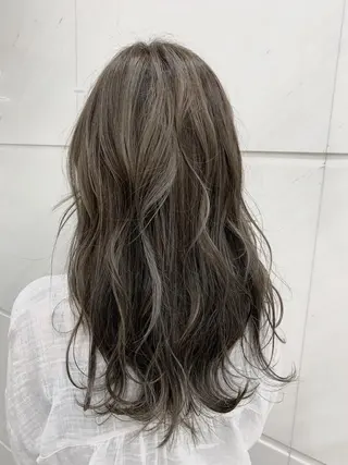 セミロング 髪質改善＆ハイトーンカラー Cica神戸三宮元町店所属・福田 美波のヘアスタイル