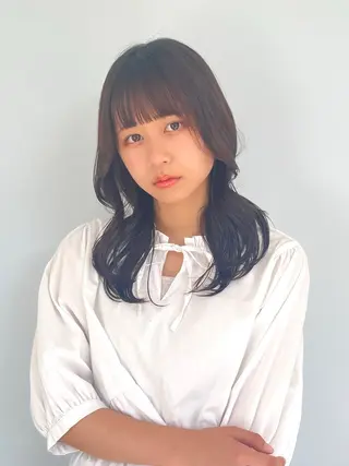 ミディアム カラー 顔周りレイヤーカット 透明感カラー達冨のヘアスタイル