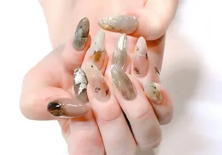 ネイル 指名支持率NO.1 スタイリストのヘアスタイル