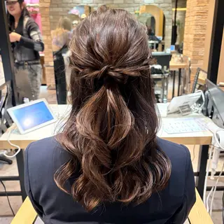 ミディアム ヘアアレンジ レイヤー/手書きネイ ルCOCORO 🎀のネイルデザイン