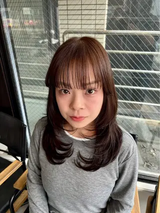 セミロング 浦川 麗美のヘアスタイル