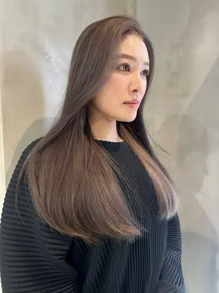 ロング レイヤーカット 透明感カラーのヘアスタイル