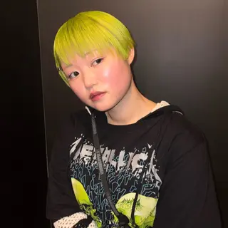 ショート カラー HIKARI🐈⬛ ハイトーン×デザインのヘアスタイル