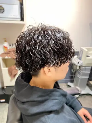 ミディアム パーマ メンズ ラヴィニュースタンダードバーバー浜松町店所属・CHIBA RUKIYAのヘアスタイル