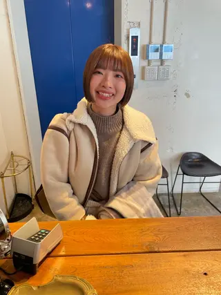 ショート カラー MIOベージュカラー 柔らかいカラーのヘアスタイル