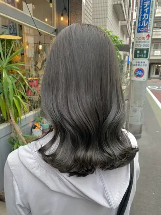 ミディアム カラー ヤスザトアヤノ ／レイヤー／オリーブのヘアスタイル