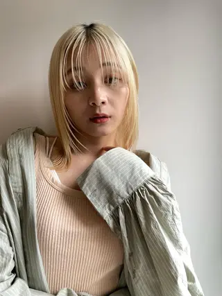 ミディアム カラー ⭐ハイトーンブリーチ ミルクティーピンクのヘアスタイル