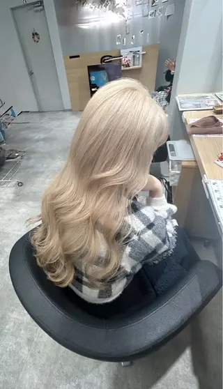 ロング カラー AVANCE京橋所属・ハイトーンヘア/ 島崎　タクミのヘアスタイル