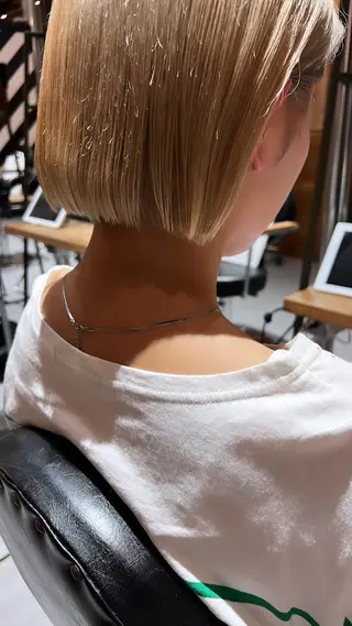 ショート 髪質改善＆ハイトーンカラー Cica神戸三宮元町店所属・福田 美波のヘアスタイル