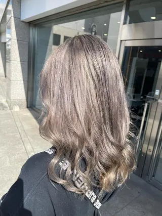 セミロング ハイトーン ／ レイヤー/吉田陸斗のヘアスタイル