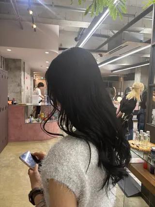 ロング カラー 愛加パーマ・レイヤー ・ピンクカラーのヘアスタイル