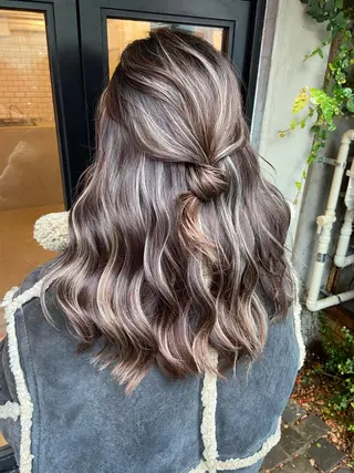 ロング 白いハイライト🤍 タナカリョウスケのヘアスタイル