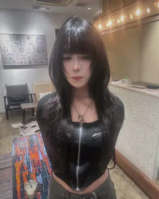 ロング YUI/レイヤー/ ハッシュカットのヘアスタイル