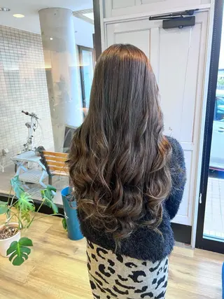 ロング カラー ツキダテ ユイのヘアスタイル