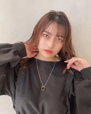 セミロング カラー ヘアアレンジ ネイル 耳つぼ屋さん ‎🤍りりのヘアスタイル