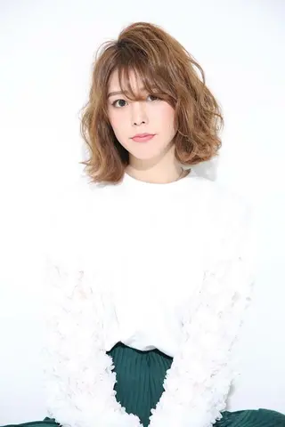 ミディアム ブリーチなしダブル/ レイヤーカット 小棹のヘアスタイル