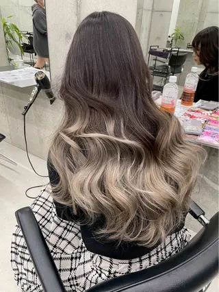 ロング カラー 黒田 真美のヘアスタイル
