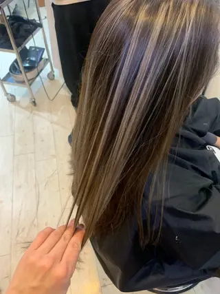 ミディアム カラー ハイライト✨髪質改善 TAKAさんです😊のヘアスタイル