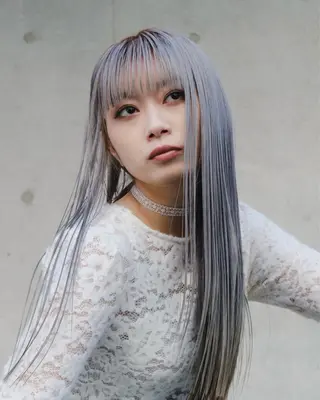 ロング ブリーチなしカラー ダブルカラーエクステのヘアスタイル