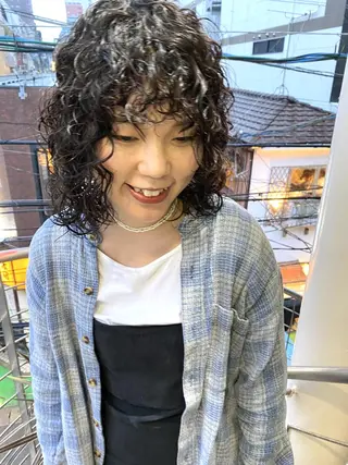 ミディアム パーマ qiieダブルカラー イルミナカラーのヘアスタイル