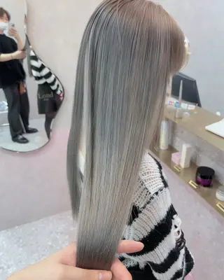 ロング Nanami / ベージュ/グレージュのヘアスタイル