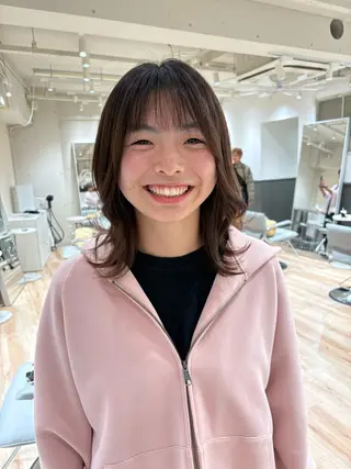 ミディアム 与那嶺 亜美のヘアスタイル