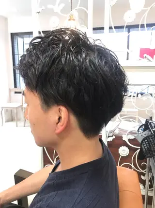 ショート パーマ メンズ 本多結香/レイヤー /ハイライトカラーのヘアスタイル