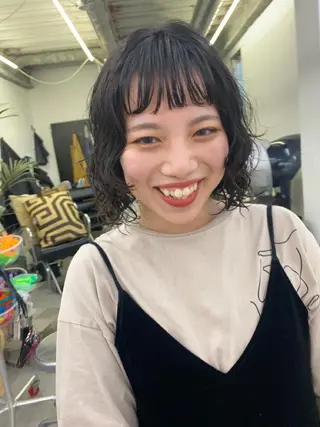 ミディアム カラー パーマ qiie/ワンカラー インナーカラーのヘアスタイル