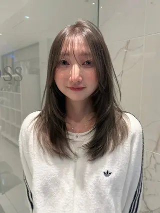 セミロング 峯本 つばめのヘアスタイル
