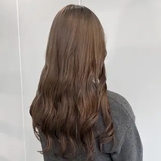 ロング カラー 金本麗美　ボブパーマ グレージュ/オリーブのヘアスタイル