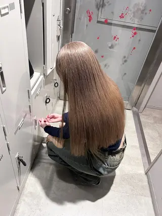 カラー ベージュ／ブラウン/ ナチュラルレイヤーのヘアスタイル