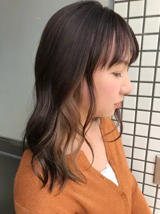 セミロング タツキ／レイヤー／ パーマ／艶カラーのヘアスタイル