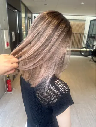 セミロング カラー Lond Le'a /ハイトーンカラーのヘアスタイル